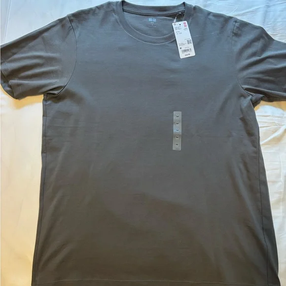 Bundle of 4 basic tees - Picture 6 of 9